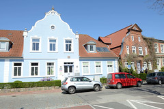Heiligenhafen ist eine Kleinstadt im Kreis Ostholstein, Schleswig-Holstein; historisches Wohnhaus mit Volutengiebel.