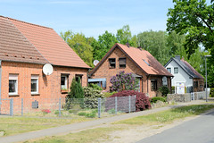 Fotos aus Neustadt-Glewe im Landkreis Ludwigslust-Parchim in Mecklenburg-Vorpommern; Doppelhäuser mit Satteldach.