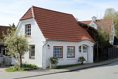 Selent ist ein Ort und gleichnamige Gemeinde im Kreis Plön in Schleswig-Holstein; Haus mit Krüppelwalmdach - Dachwölbung über dem Eingang.