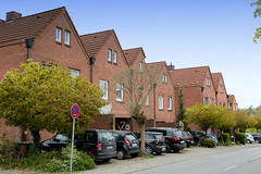 Lütjenburg  ist eine Stadt im Kreis Plön in Schleswig-Holstein; einstöckige Reihenhäuser mit Satteldach / Paralleldach.