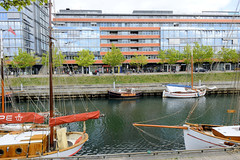 Bilder aus  Kiel - Landeshauptstadt von Schleswig-Holstein; Bürogebäude und Traditionssegler im Germaniahafen.