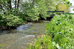 Lauf des Neuen Kanals in der Gemeinde Wöbbelin im Landkreis Ludwigslust-Parchim in Mecklenburg-Vorpommern; Feldweg mit Brücke.