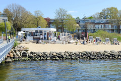 Mönkeberg ist eine Gemeinde im Kreis Plön in Schleswig-Holstein an der Kieler Förde;  Blick auf den Strand mit Fährhaus.