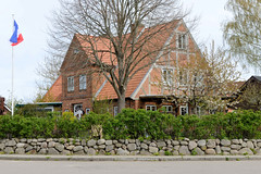 Pülsen ist ein Ort in der Gemeinde Köhn im Kreis Plön in Schleswig-Holstein; Friesenwall - Trockenmauer mit Feldsteinen - Wohnhaus mit Fachwerkgiebel.