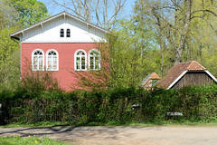 Preetz ist eine Kleinstadt  im Kreis Plön in Schleswig-Holstein; Holzhaus mit Scheune.