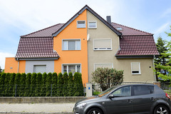Fotos von Hoyerswerda, obersorbisch  Wojerecy -  Landkreis Bautzen, Freistaat Sachsen; Doppelhaus mit unterschiedlicher Fassadengestaltung / Vorgarten.