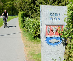 Mönkeberg ist eine Gemeinde im Kreis Plön in Schleswig-Holstein an der Kieler Förde;  Grenzstein Kreis Plön mit Wappen.