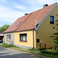 Fotos aus Neustadt-Glewe im Landkreis Ludwigslust-Parchim in Mecklenburg-Vorpommern; Doppelhaus mit unterschiedlicher Fassadengestaltung.
