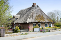 Fargau ist ein Ort in der Gemeinde Fargau-Pratjau im Kreis Plön in Schleswig-Holstein;  Reetdachhaus mit Eulenloch.