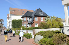 Laboe ist eine Gemeinde im Kreis Plön in Schleswig-Holstein; Promenade zum Strand.