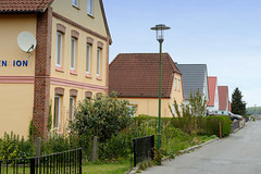 Lütjenburg  ist eine Stadt im Kreis Plön in Schleswig-Holstein;  Wohnhäuser, Straßenlampe.