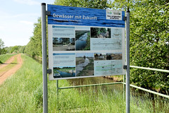 Lauf vom Neuen Kanal im Gemeindegebiet von Lüblow; Hinweisschild auf Renaturierung  der Rögnitz.