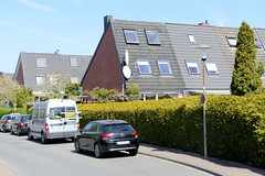 Mönkeberg ist eine Gemeinde im Kreis Plön in Schleswig-Holstein an der Kieler Förde; Reihenhäuser mit Frackdach - Dachausbau.