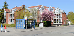 Laboe ist eine Gemeinde im Kreis Plön in Schleswig-Holstein; Wohnhaus mit Ferienwohnungen - blühende Bäume.