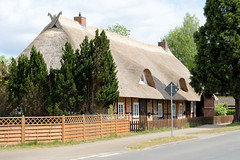Banzkow ist eine Gemeinde im Landkreis Ludwigslust-Parchim in Mecklenburg-Vorpommern; Reetdachhaus mit Dachgauben.