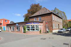 Preetz ist eine Kleinstadt  im Kreis Plön in Schleswig-Holstein; Ladengeschäft - Flachbau mit  runder Ecke.
