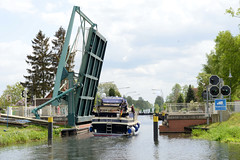 Banzkow ist eine Gemeinde im Landkreis Ludwigslust-Parchim in Mecklenburg-Vorpommern; öffnen der Klappbrücke an der Stör-Wasserstraße - ein Motorboot passiert die Durchfahrt.