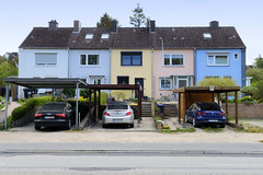 Bilder aus  Kiel - Landeshauptstadt von Schleswig-Holstein;  einstöckiges Reihenhaus mit unterschiedlicher Fassadengestaltung.