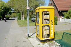 Wüstmark  ist ein Stadtteil von Schwerin, der Landeshauptstadt  von Mecklenburg-Vorpommern; gelbe Telefonzelle Büchertausch - Tauschbox.