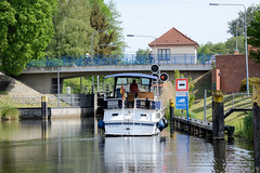 Fotos aus Neustadt-Glewe im Landkreis Ludwigslust-Parchim in Mecklenburg-Vorpommern; Motorboot vor der Selbstbedienungsschleuse.