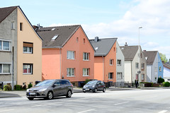 Bilder aus  Kiel - Landeshauptstadt von Schleswig-Holstein;  Wohnblocks mit geteilter Fassade am Ostring.