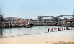 Historische Ansicht von der Badeanstalt an der Elbe auf dem Kleinen Grasbrook in der Nähe von Hamburg Veddel - im Hintergrund die Freihafenelbbrücke / Bahnbrücke, dahinter die Straßenbrücke mit den imposanten Portalen.