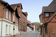 Lütjenburg  ist eine Stadt im Kreis Plön in Schleswig-Holstein;  schmale Straße mit Wohnhäusern.