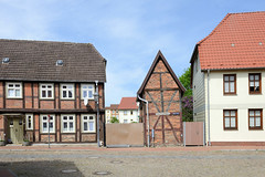 Fotos aus Neustadt-Glewe im Landkreis Ludwigslust-Parchim in Mecklenburg-Vorpommern; schmale Fachwerkscheune / Stall an der Wasserstraße.