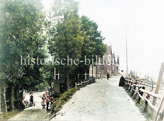 Wohnhäuser am Deich in Hamburg Finkenwerder.