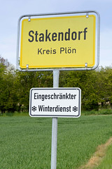 Stakendorf ist eine Gemeinde im Kreis Plön in Schleswig-Holstein;  Ortschild - eingeschränkter Winterdienst.