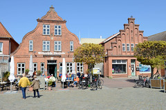 Heiligenhafen ist eine Kleinstadt im Kreis Ostholstein, Schleswig-Holstein;  Backsteinarchitektur am Markt - Schweifgiebel / Staffelgiebel, Treppengiebel.