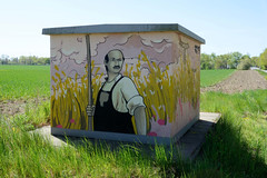 Holthusen ist eine Gemeinde im Landkreis Ludwigslust-Parchim in Mecklenburg-Vorpommern; Trafo-Haus mit Malerei / landwirtschaftliches Motiv, Erntebild.