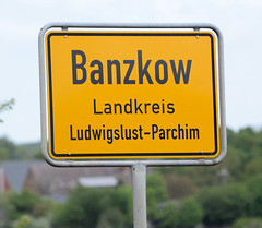 Banzkow ist eine Gemeinde im Landkreis Ludwigslust-Parchim in Mecklenburg-Vorpommern; Schild Ortsgrenze.