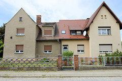 Fotos von Hoyerswerda, obersorbisch  Wojerecy -  Landkreis Bautzen, Freistaat Sachsen; bauähnliche Wohnhäuser - unterschiedliche Zäune, Fassade.