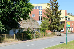 Das Ostseebad   Graal-Müritz   ist eine Gemeinde   im Landkreis Rostock in Mecklenburg-Vorpommern; Reetdachhaus und Verwaltungsarchitektur in Müritz.