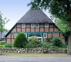 Scheeßel ist eine Ortschaft in der gleichnamigen Gemeinde im Landkreis Rotenburg (Wümme) in Niedersachsen; Fachwerkgebäude mit Hausspruch im Hauptbalken / Torbalken.