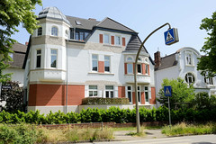 Fotos aus dem Hamburger Stadtteil Bergedorf; Villa mit Fassadendekor und Eckerker.