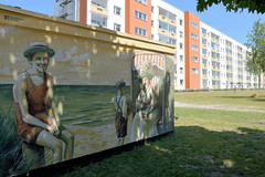 Das Ostseebad   Graal-Müritz   ist eine Gemeinde   im Landkreis Rostock in Mecklenburg-Vorpommern; Fassadenmalerei am Trafo in Graal - historische Badeszene mit Strandkorb.