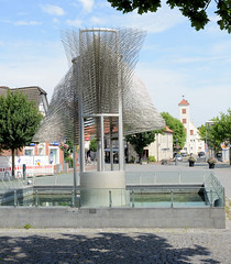 Zeven  ist eine Stadt im Landkreis Rotenburg (Wümme) in Niedersachsen;  Vitus Brunnen auf dem Vitus-Platz - Edelstahl Objekt, Künstler Wolfgang Zach.