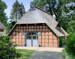 Scheeßel ist eine Ortschaft in der gleichnamigen Gemeinde im Landkreis Rotenburg (Wümme) in Niedersachsen;  zum Wohnhaus umgebaute Fachwerkscheune / Reetdach.