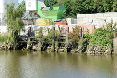 Fotos aus dem Hamburger Stadtteil Veddel, Bezirk Hamburg Mitte; Ruine einer Kaimauer im Marktkanal.