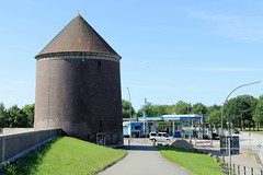 Fotos aus dem Hamburger Stadtteil Veddel, Bezirk Hamburg Mitte; Turmbunker / Zombeck-Bunker an der Peutestraße / Veddeler Marktplatz.
