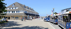 Das Ostseebad   Graal-Müritz   ist eine Gemeinde   im Landkreis Rostock in Mecklenburg-Vorpommern; Hotel an der Strandpromenade in Müritz - Touristen Bimmelbahn für Rundfahrten.