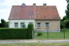 Das Dorf Falkenberg ist ein Ortsteil der Gemeinde Altmärkische Wische im Landkreis Stendal in Sachsen-Anhalt; Doppelhaus mit unterschiedlicher Fassadengestaltung.