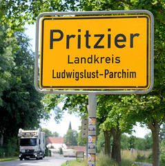 Pritzier ein Ort und gleichnamige Gemeinde im Landkreis Ludwigslust-Parchim in Mecklenburg-Vorpommern;  Ortsschild.