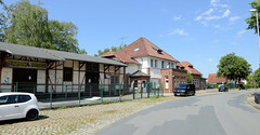 Zeven  ist eine Stadt im Landkreis Rotenburg (Wümme) in Niedersachsen; alter, stillgelegtes Bahnhofsgebäude - Fachwerklagergebäude mit Laderampe.