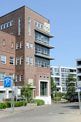 Fotos aus dem Hamburger Stadtteil Bergedorf; Verwaltungsgebäude, Klinkerarchitektur am Reetwerder.