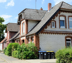 Scheeßel ist eine Ortschaft in der gleichnamigen Gemeinde im Landkreis Rotenburg (Wümme) in Niedersachsen; Doppelwohnhäuser mit Ziegelfassade / Zwerchgiebel.