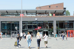 Fotos aus dem Hamburger Stadtteil Bergedorf; Bahnhof am Weidenbaumsweg.