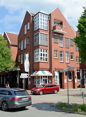 Rotenburg (Wümme) ist eine Stadt und Kreisstadt des gleichnamigen Landkreises  in Niedersachsen;  Neubauten - Wohnhäuser / Geschäftshäuser am Pferdemarkt.